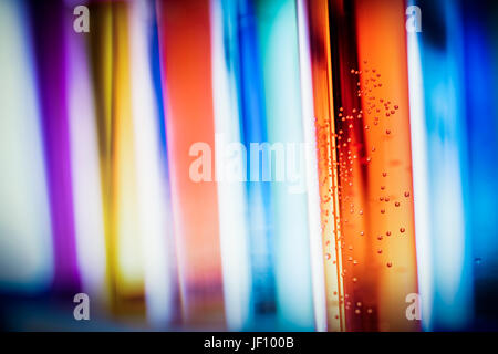 Les tests en laboratoire avec des tubes remplis de substances colorées. Concept de chimie. Banque D'Images