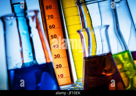 Le verre de laboratoire rempli de substances colorées. La mesure des liquides chimiques et l'analyse. Banque D'Images