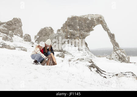 Mère fille avec feu de camp d'hiver à faire Banque D'Images