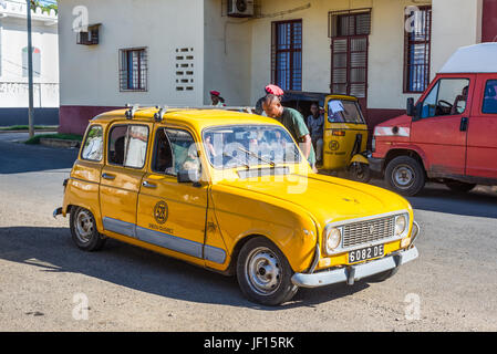 Antsiranana, Madagascar - Le 20 décembre 2015 : scène de rue avec taxi jaune et policiers à Antsiranana (Diego Suarez), au nord de Madagascar, de l'Afri Banque D'Images