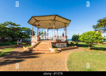 Antsiranana, Madagascar - Le 20 décembre 2015 : le pavillon de musique militaire désaffecté ou kiosque à Antsiranana (ex-Diego Suarez), au nord de Madagas Banque D'Images