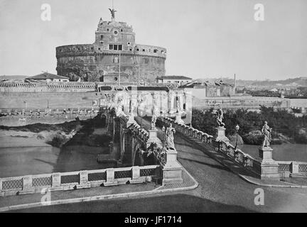 Photo historique de la Mausolée d'Hadrien, généralement connu sous le nom de Castel Sant'Angelo, Château du Saint Ange, un imposant bâtiment cylindrique dans le Parco Adriano, Rome, Italie, amélioration numérique reproduction à partir d'un tirage original de 1890 Banque D'Images