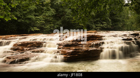 Cascade sur le ruisseau boueux près de Albright, WV Banque D'Images