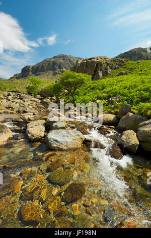Afon Nant Peris, la rivière qui traverse le robuste et scenic Llanberis Pass in Snowdonia, Gwynedd, au nord du Pays de Galles. Banque D'Images