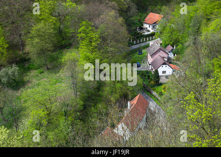 Village de Karlstejn. C'est une ville de marché dans la région de la République tchèque Banque D'Images