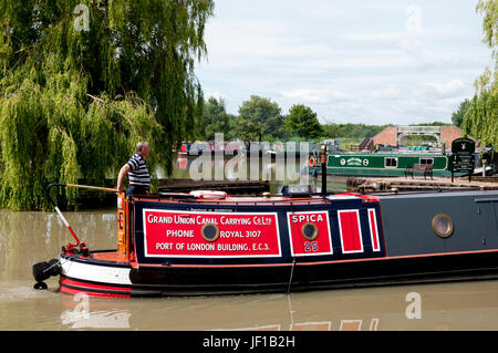 Un grand classique passant Calcutt Marina, le Grand Union Canal, Warwickshire, England, UK Banque D'Images