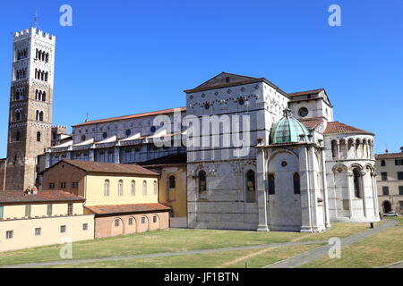La Cathédrale St Martins, Lucca, Italie et le clocher distinctif. Banque D'Images