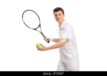 Joueur de tennis d'adolescent se préparer à servir isolé sur fond blanc Banque D'Images