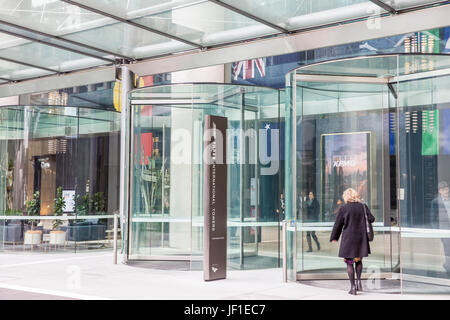 Les employés de bureau à entrer l'un des trois tours à Barangaroo, trois tour International,le centre-ville de Sydney, Australie Banque D'Images