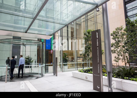 Les employés de bureau à entrer l'un des trois tours à Barangaroo, trois tour International,le centre-ville de Sydney, Australie Banque D'Images