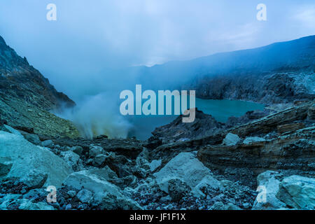 Photo magique de Gunung Kawah Ijen (Indonésie), le lac de cratère, et capturé pendant l'heure bleue. Banque D'Images