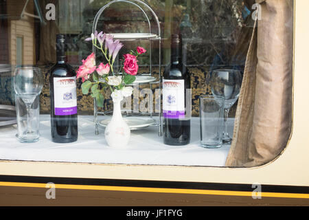 North York Moors Railway étiqueté vin en voiture-restaurant/transport à Grosmont, North Yorkshire, Angleterre. UK Banque D'Images