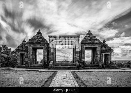 Photo noir et blanc à couper le souffle de l'Indonésie, Ratu Boko, avec un ciel chargé de nuages bas et plats. Banque D'Images