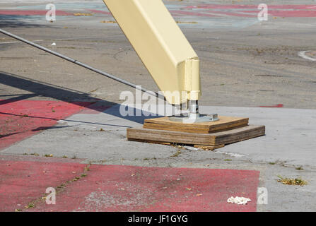 Côté extension chariot outrigger stabilisateur. Appuyer sur mobile grue télescopique. Banque D'Images