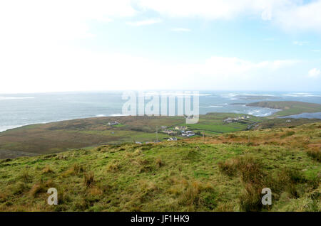 La falaise et vue sur la mer à partir de la Sky Road à Clifden, Irlande Banque D'Images