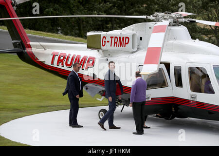 Eric Trump, fils du président américain Donald Trump, conseils le Trump hélicoptère après l'ouverture du nouveau terrain de golf à Trump Turnberry dans l'Ayrshire. Banque D'Images