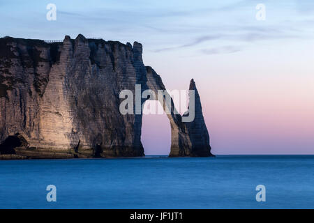 Aiguille d'Etretat et Porte d'Aval, dans la lumière du soir, soir rouge, Etretat, Côte d'Albâtre, Normandie, France Banque D'Images