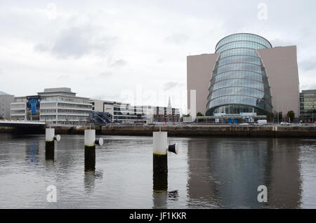 Convention Centre par la rivière Liffey à Dublin, Irlande Banque D'Images