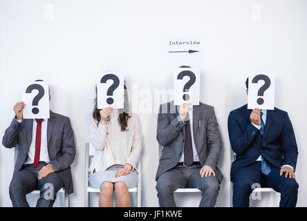 Businesspeople sitting dans la file d'attente et pour l'entrevue, la tenue d'interrogation dans office, concept d'entreprise Banque D'Images