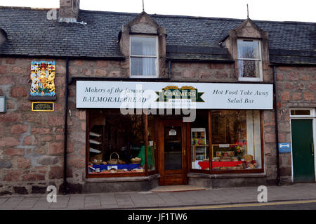 Sur rendez-vous à Sa Majesté la Reine, les boulangers et les pâtissiers, limitée dans la boulangerie Chalmers Ballater, Royal Deeside, Aberdeenshire, Scotland, UK. Banque D'Images