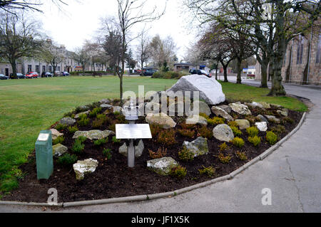 Cairn du Jubilé de diamant de la reine Elizabeth dans le centre de Ballater, Aberdeenshire, Scotland, UK. Banque D'Images