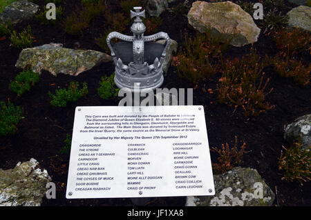 Cairn du Jubilé de diamant de la reine Elizabeth dans le centre de Ballater, Aberdeenshire, Scotland, UK. Banque D'Images