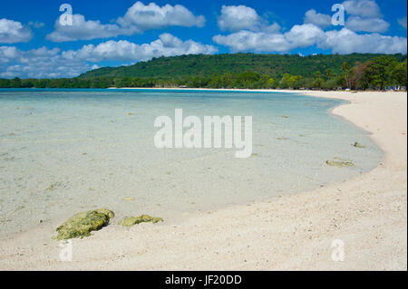 Plage de sable blanc et eau turquoise à Port Orly, Île d'Espiritu Santo, Vanuatu, Pacifique Sud Banque D'Images