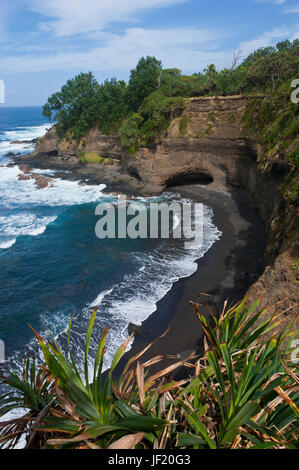 Donnent sur plus de Shark Bay, Yasur Volcan ci-dessous de l'île de Tanna, Vanuatu, Pacifique Sud Banque D'Images