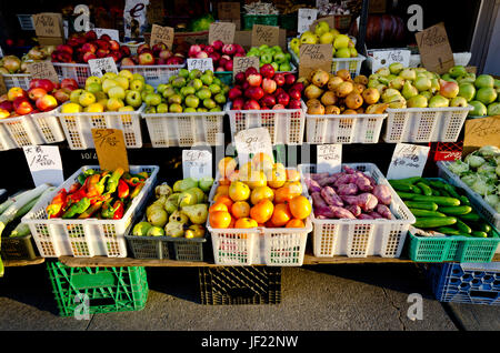 En plein air de l'épicier vert oriental stall montrant divers fruits et légumes à la fin d'après-midi Banque D'Images