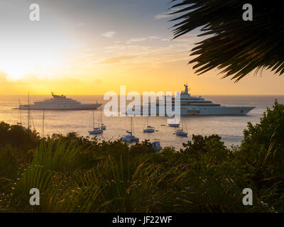 Vue depuis Firefly Mustique de super yachts amarrés dans la baie d'Britainnia Mustique Banque D'Images