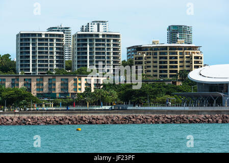 Darwin city skyline vu de Stokes Hill Wharf Terminal, territoire du Nord, Australie. Banque D'Images