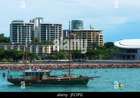 Darwin city skyline vu de Stokes Hill Wharf Terminal, territoire du Nord, Australie. Banque D'Images