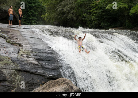 Trois jeunes gens par Turtleback Falls Banque D'Images