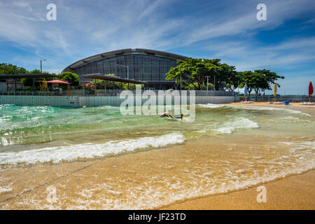 Vague Lagoon avec Convention Centre à l'arrière, Darwin Waterfront Precinct, Darwin, Territoire du Nord, Australie. Banque D'Images