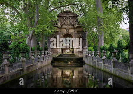 La fontaine Médicis La fontaine Médicis (fr), une fontaine monumentale dans le Jardin du Luxembourg dans le 6ème arrondissement de Paris. Banque D'Images