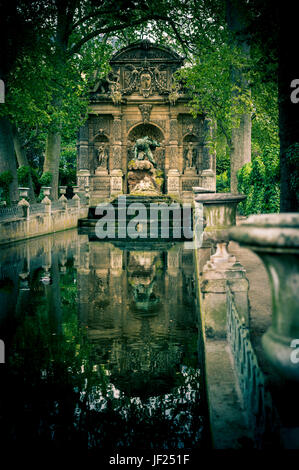 La fontaine Médicis La fontaine Médicis (fr), une fontaine monumentale dans le Jardin du Luxembourg dans le 6ème arrondissement de Paris. Banque D'Images