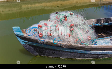 Filet de pêche sur la proue d'un bateau traditionnel en bois de El Palmar dans la Albufera National Park, Espagne Banque D'Images