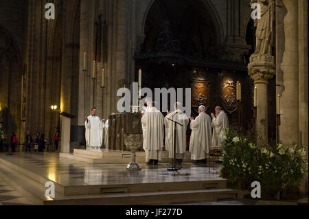 Messe à Notre-Dame de Paris Banque D'Images