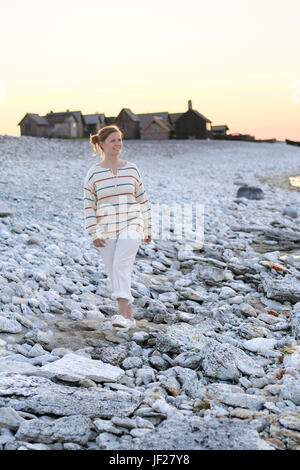 Smiling woman walking à Pebble Beach Banque D'Images