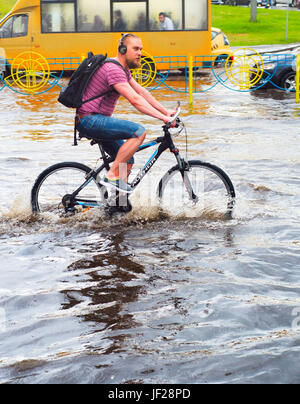 Circuler à bicyclette sous la pluie Banque D'Images