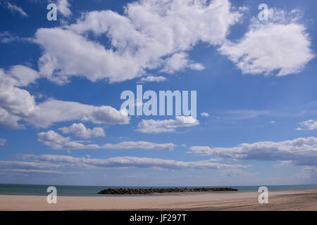Plage de sable de la Méditerranée vide dans le sud de la france Banque D'Images