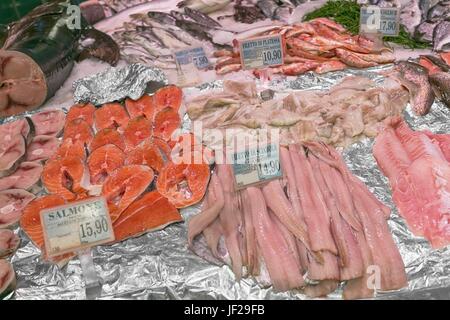 Des fruits de mer sur glace au marché de poissons Banque D'Images