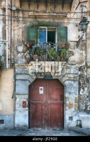 Balcon vintage de différentes fleurs Banque D'Images