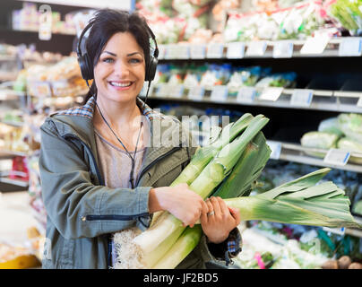 Smiling woman doing shopping Banque D'Images