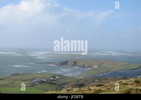 La falaise et vue sur la mer à partir de la Sky Road à Clifden, Irlande Banque D'Images