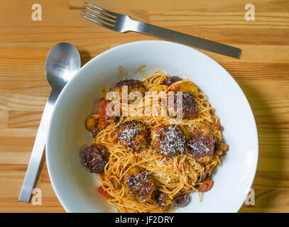 Spaghetti et boulettes de viande italienne dans un bol blanc Banque D'Images