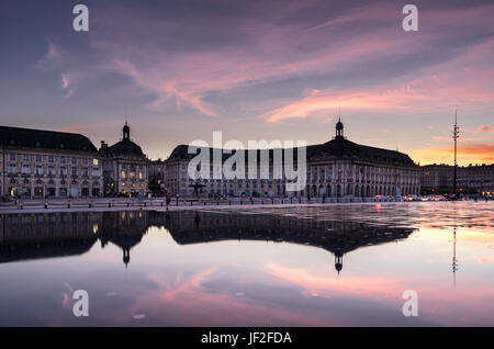 Place de la Bourse et miroir d'eau à Bordeaux Banque D'Images