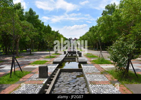 C'est le Xinzhuang parc public. Son énorme, environ quatre pâtés de maisons carrés avec deux stades, un bâtiment public d'exercer, et d'une piste de course. Banque D'Images