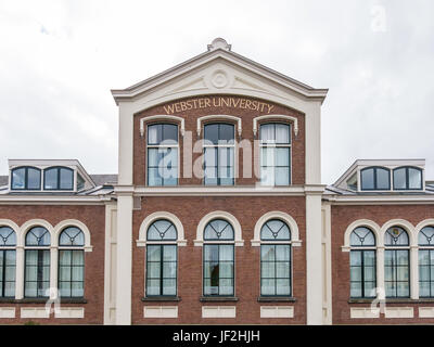 Haut de la façade de l'ancienne école, maintenant l'Université Webster, dans la vieille ville de Leiden, ville en Hollande du Sud, Pays-Bas Banque D'Images