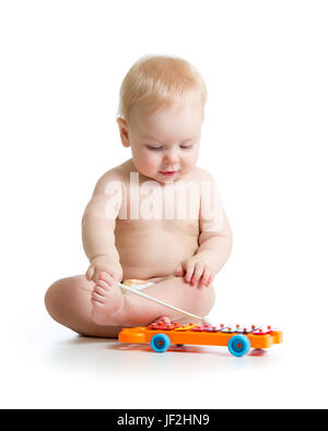 Mignon Bébé Garçon jouant du xylophone instrument de musique isolé sur fond blanc Banque D'Images